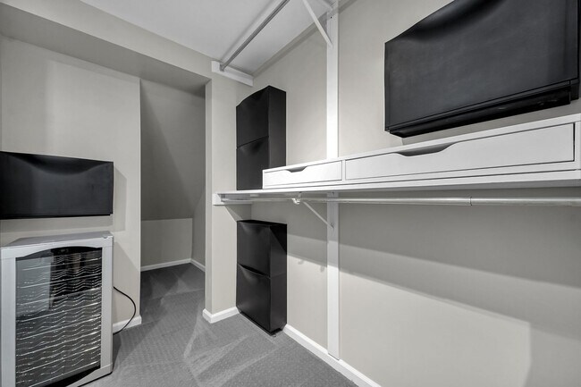 Building Photo - 3 Bedroom Luxury Condo