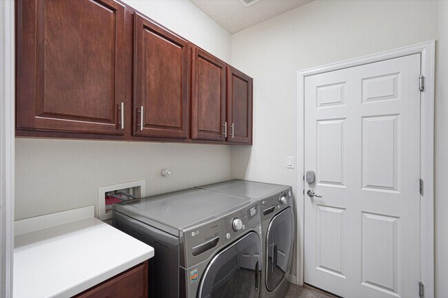 Building Photo - 224 Valle Alto Dr NE