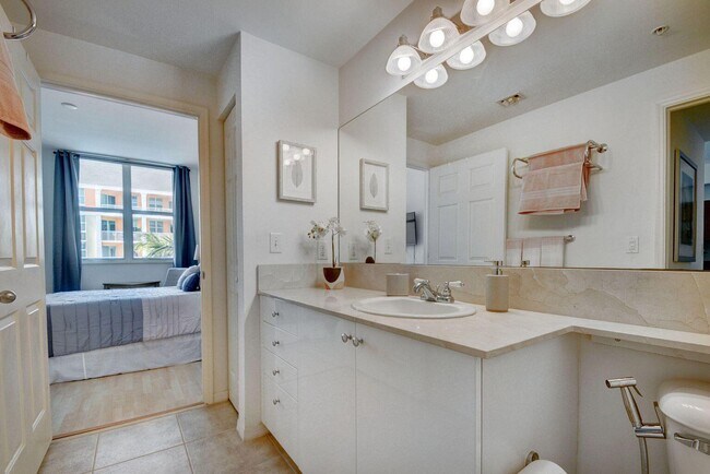 Building Photo - 806 E Windward Way