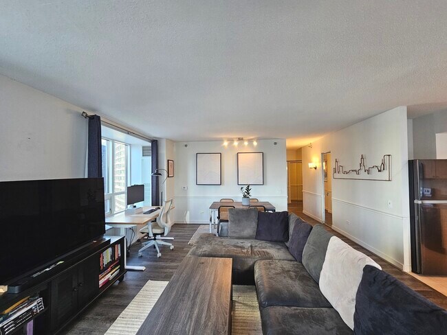 Building Photo - 512 N McClurg Ct