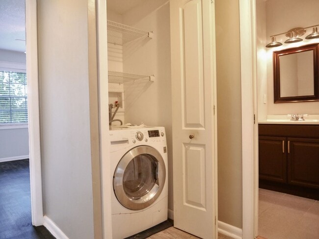 Building Photo - UPDATED 2 Bedroom 2 Bath Woodcrest Condo i...