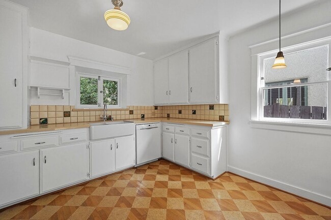 Building Photo - Enchanting Bungalow w/English Flower Garden in Venice- 2 Bedrooms 1 Bath