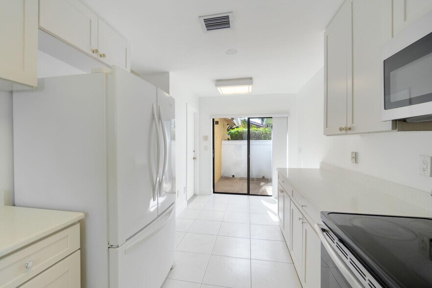 Building Photo - 6090 Aloma Ln