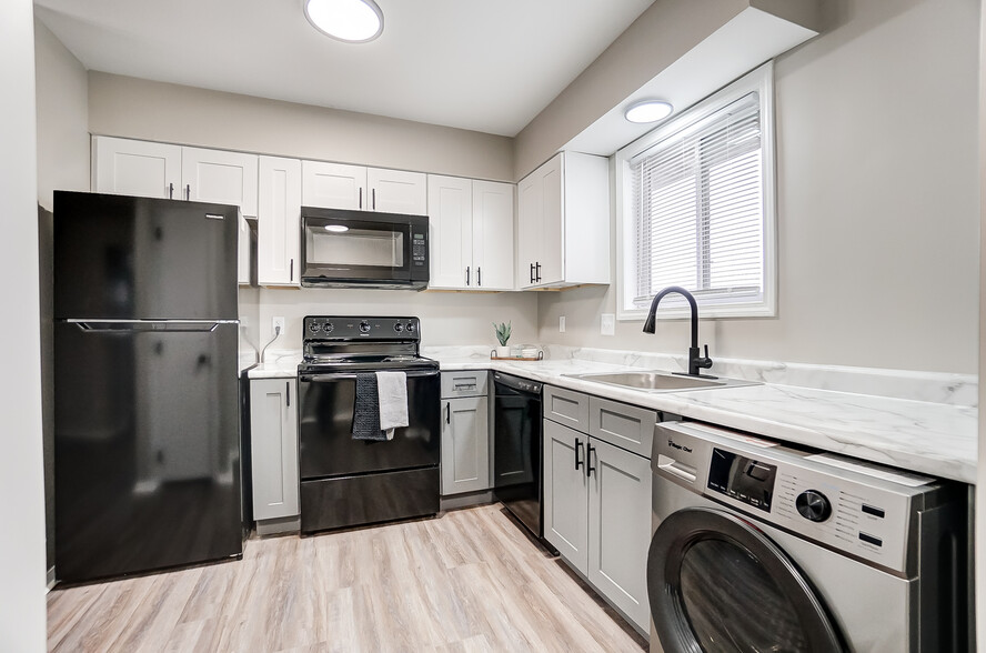 2 Bed | 1 Bath Kitchen - Black Pine Flats