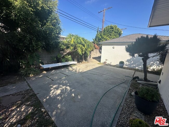 Building Photo - 3169 S Bentley Ave