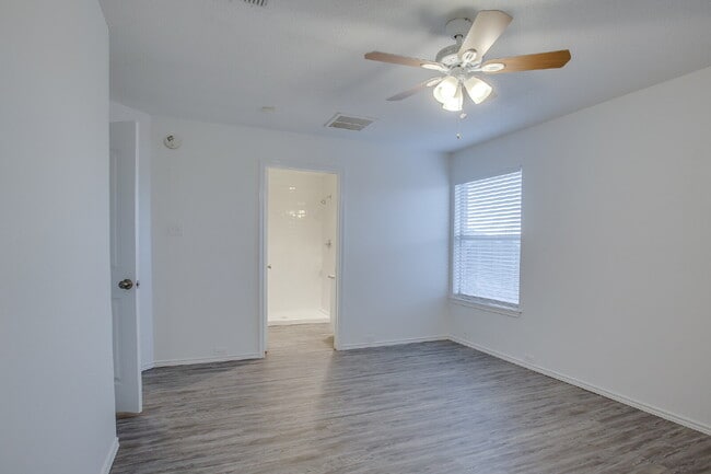 Building Photo - Updated 3/2/2 in Cooper!