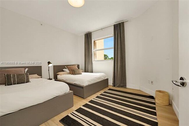 Building Photo - 733 Crandon Blvd