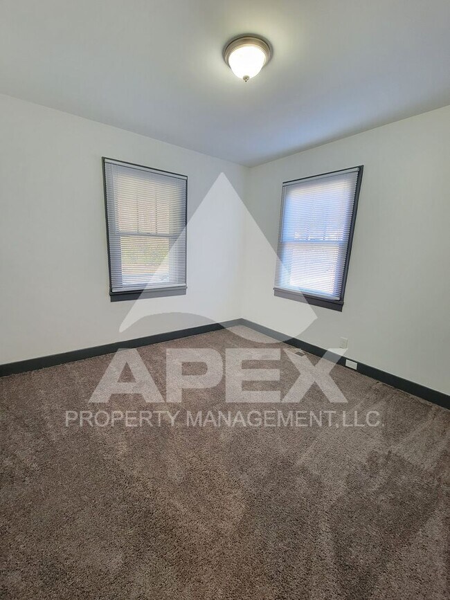 Building Photo - Renovated - Craftsman Style 2 Bd 1- Ba Sin...