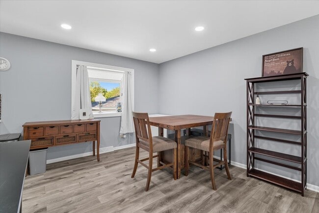 Building Photo - 830 Russell Ave