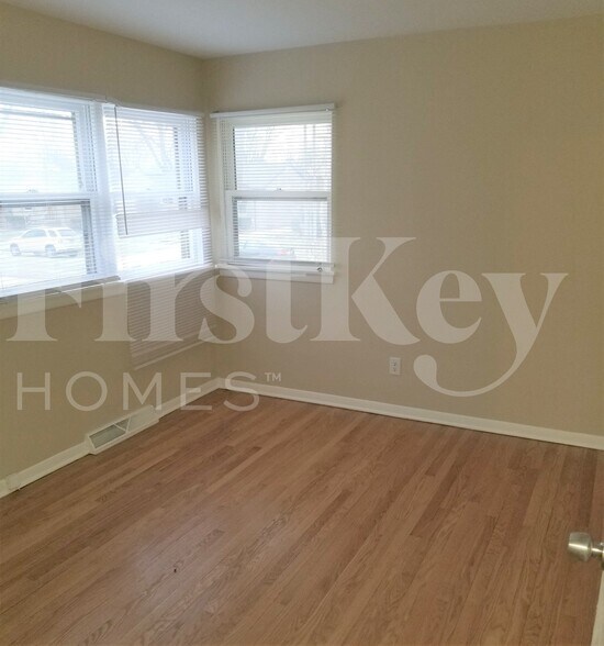 Building Photo - 1526 Mandel Ave