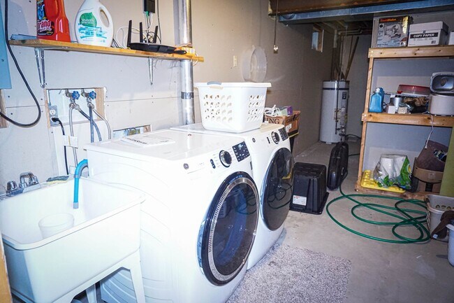 Building Photo - 3-Bedroom, 2-bath House With Fenced-in Yar...