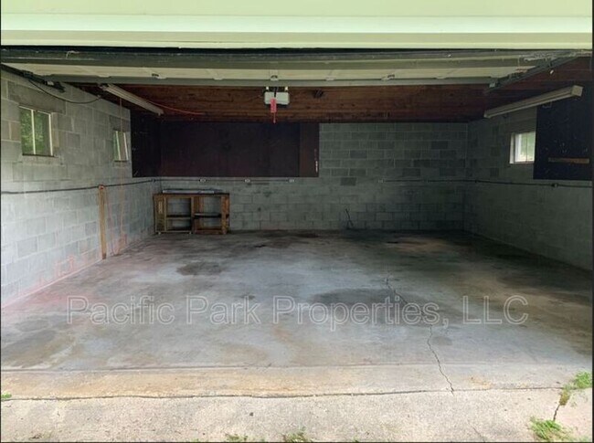 Building Photo - 3419 S Parker Ave