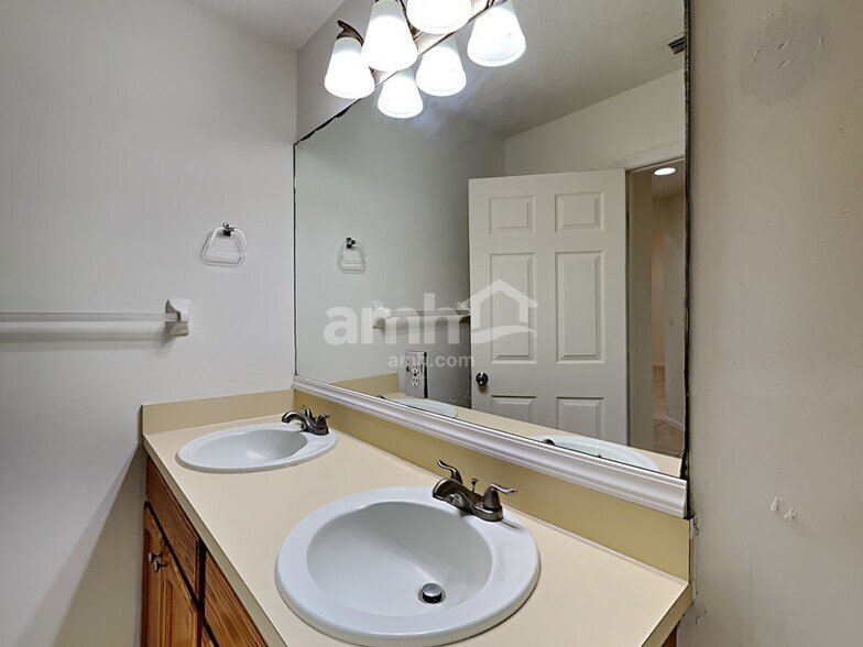 Building Photo - 1009 SW Alcantarra Blvd