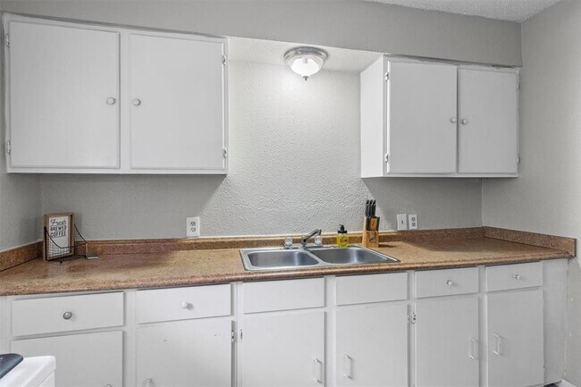 Building Photo - 203 E Anderson Ave