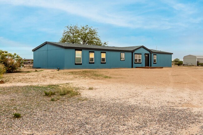 Building Photo - 1.25 Acre 5 Bedroom 3 Bathroom Horse Property in Florence!
