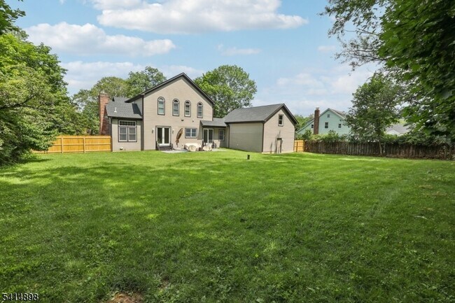 Building Photo - 5 Shores Rd