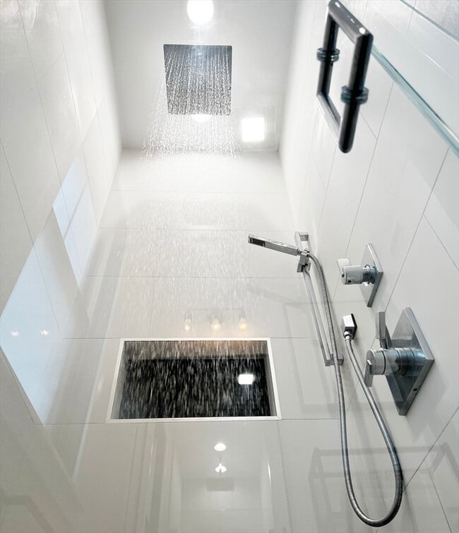 Building Photo - 360 Meridian St