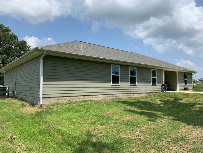 Building Photo - COMING SOON IN NEOSHO MO!!!  Beautiful 3 bedroom, 2 bathroom home in Neosho in adorable neighborh...
