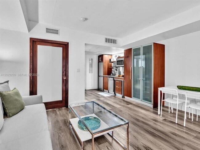 Building Photo - 1052 Ocean Dr