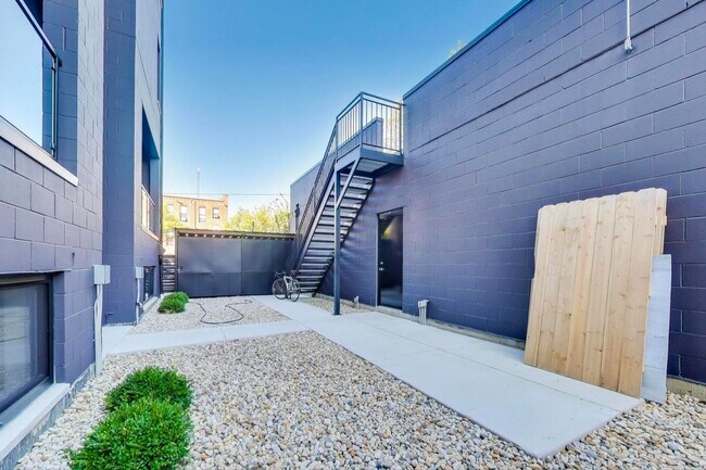 Building Photo - 2456 W Cortez St