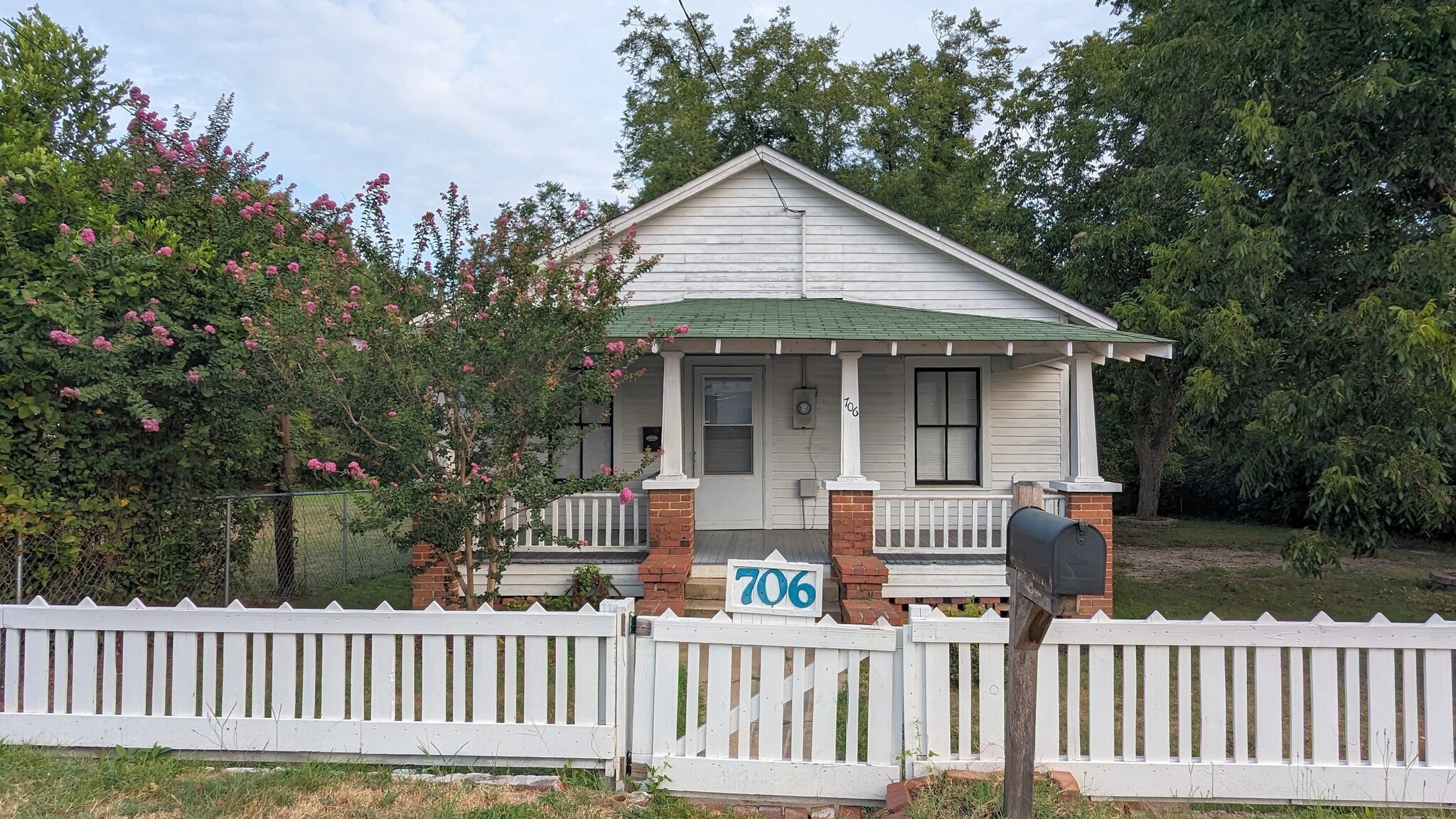 Building Photo - 706 Shull St