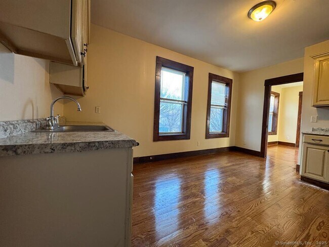 Building Photo - 455 Huntington St