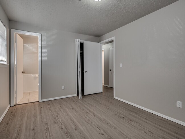 Building Photo - 1525 McGregor Dr