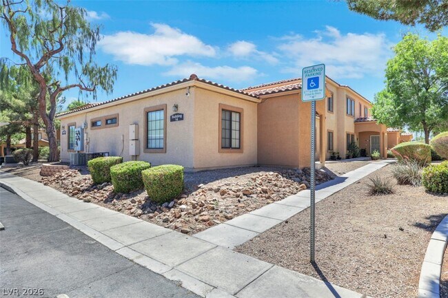 Building Photo - 2041 Hussium Hills St