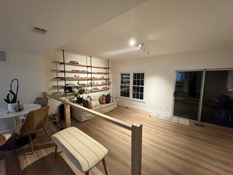 Building Photo - 10131 Maple Leaf Dr