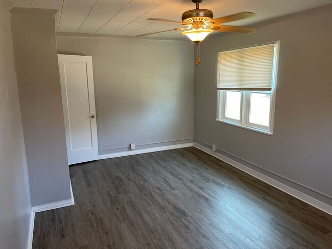 Building Photo - 2135 Eberlein Ave