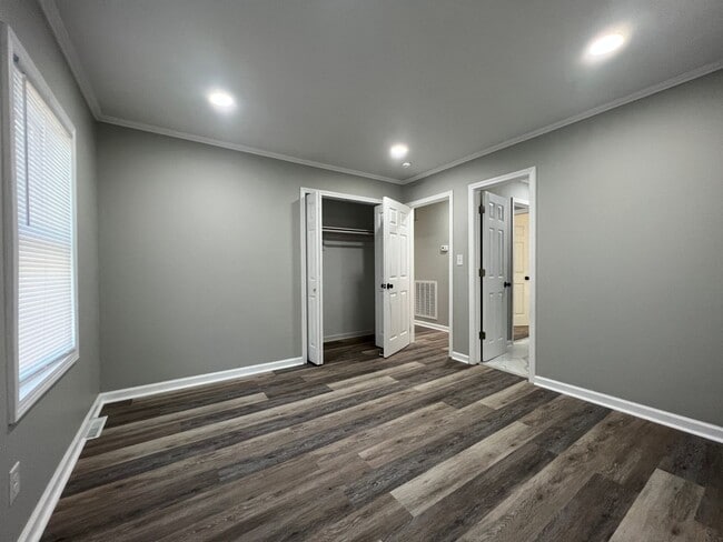Building Photo - MOVE-IN READY! *HOLIDAY MOVE-IN SPECIAL $500 off the first full months rent if lease signed by 1/...