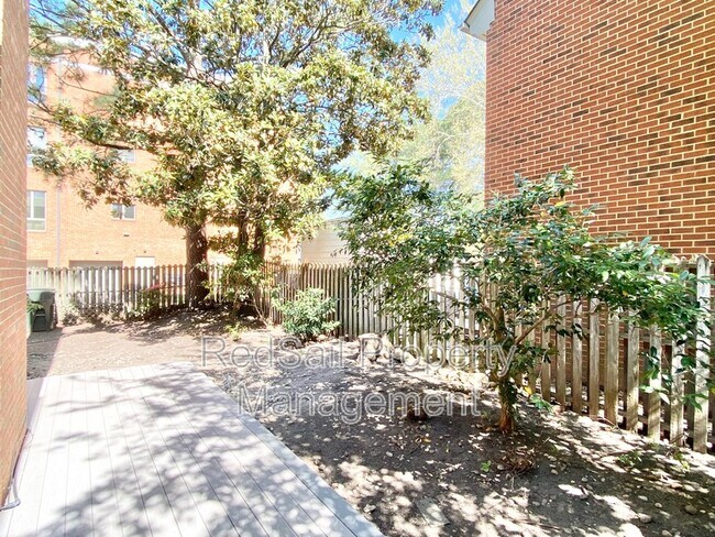 Building Photo - 348 Llewellyn Mews