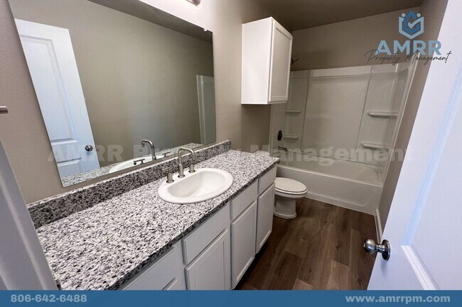 Building Photo - 3 Bedroom Townhome In Harvest Wolfforth!