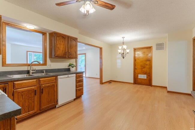 Building Photo - 6800 Oakmont Ct