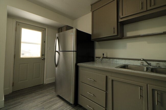 Building Photo - Pet Friendly Kearns Home