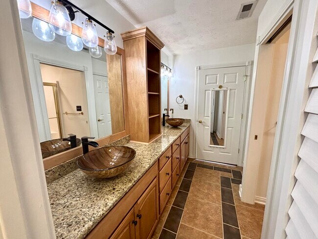 Building Photo - 433 Deer Lake Pl