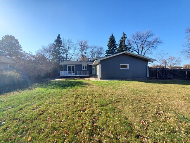 Building Photo - 2861 Longfellow Rd N