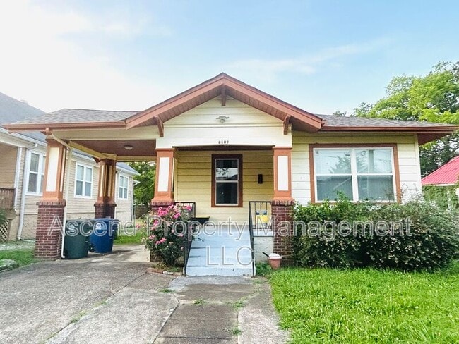 Primary Photo - 2107 Oak St