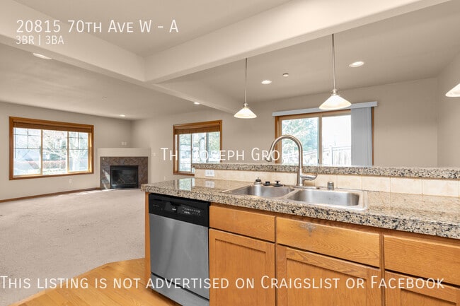 Building Photo - Sun-filled 3 bed/2.5 bath in Lynnwood!