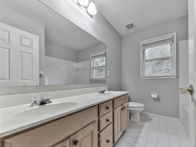 Building Photo - 408 Sixes Dr