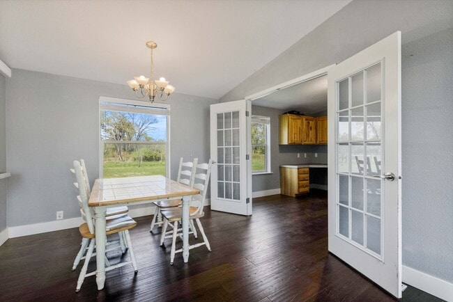 Building Photo - Short term leases available: 3 bed 2 bath ...