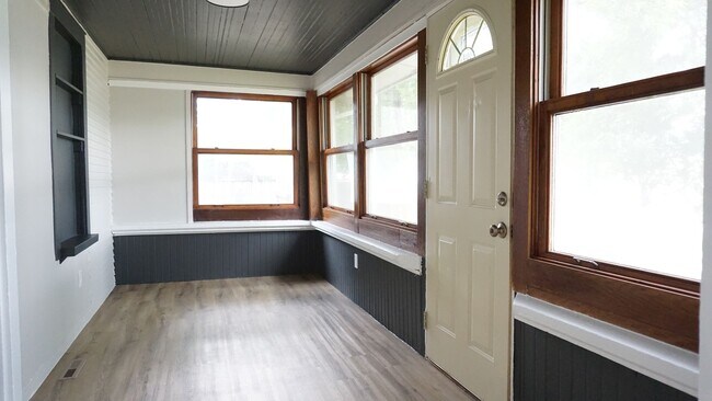 Building Photo - Charming Fully Remodeled Home with 4 Garage Stalls & Park Access in Central Minot