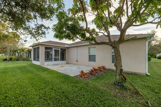 Building Photo - 1100 W 13th Square