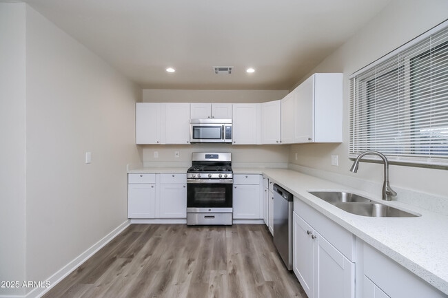 Building Photo - 410 N 97th St