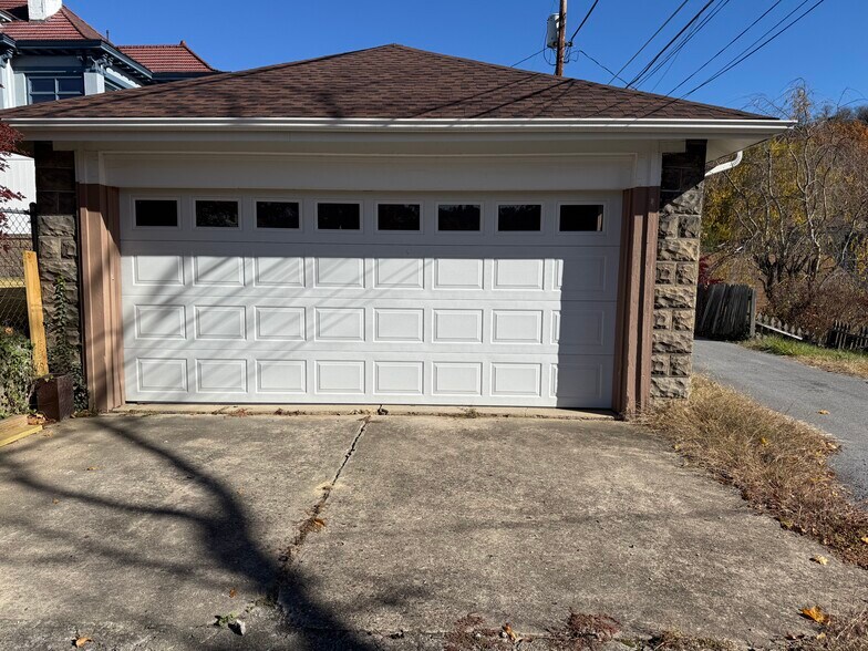 Shared Garage - 10 Rockledge Rd