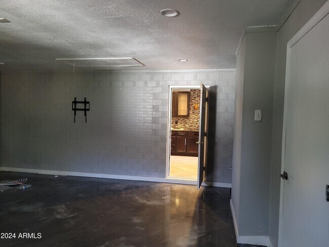 Building Photo - 8661 E Monte Vista Rd