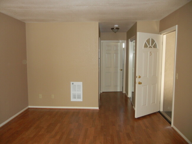 Building Photo - Beautiful remodeled 1 bedroom 1 bath apart...