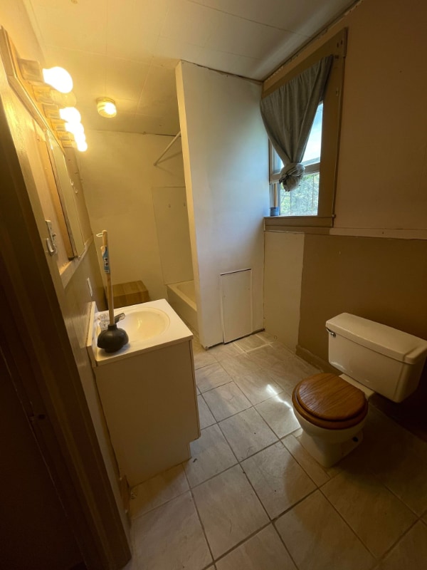 Building Photo - 1202 Gomber Ave