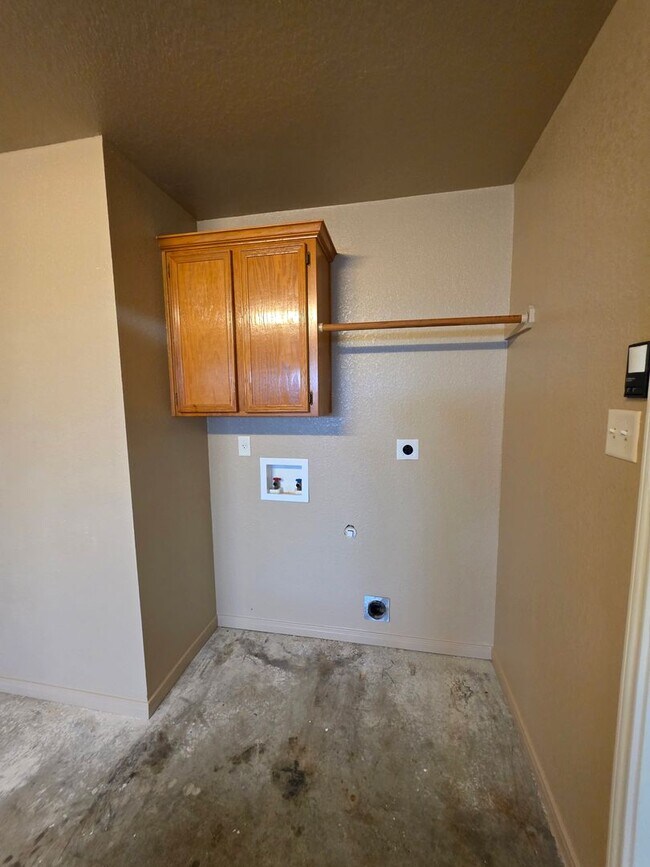 Building Photo - 3 Bedroom / 2 Bath Duplex – NEW FLOORING IN THE BEDROOMS