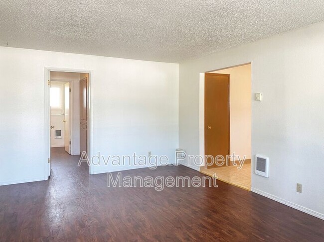 Building Photo - 365 Jackson St W